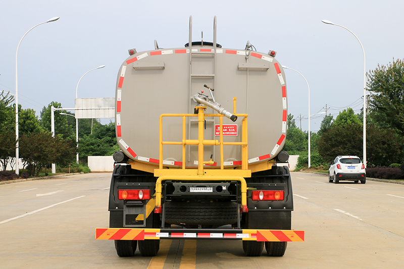 東風柳汽乘龍灑水車(chē)（14方）（選裝30~40米霧炮）