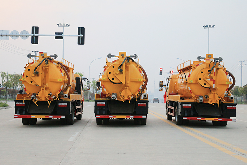 東風大(dà)多利卡清洗吸污車(chē)（一(yī)體(tǐ)罐）（清水 污水9.5方）