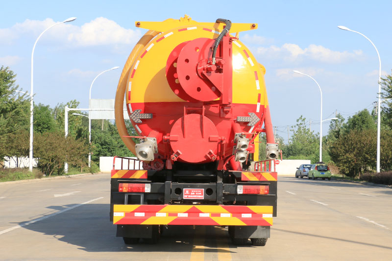 柳汽乘龍後八輪清洗吸污車(chē)（一(yī)體(tǐ)罐  可加裝副發）（清水  污水21方）